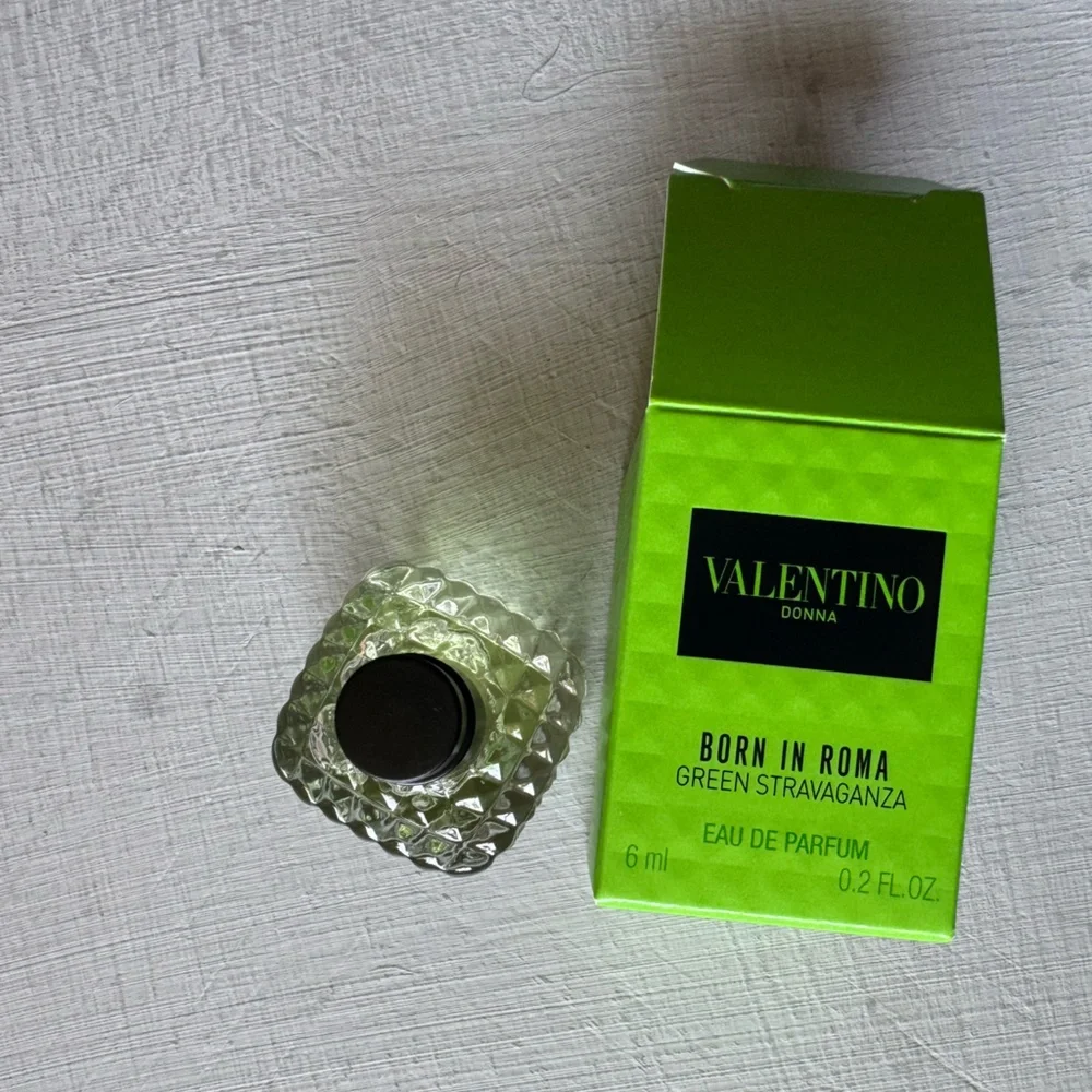 NWT Valentino  Donna Born in Roma Green Stravaganza EDP with Vanilla & Tea Accor